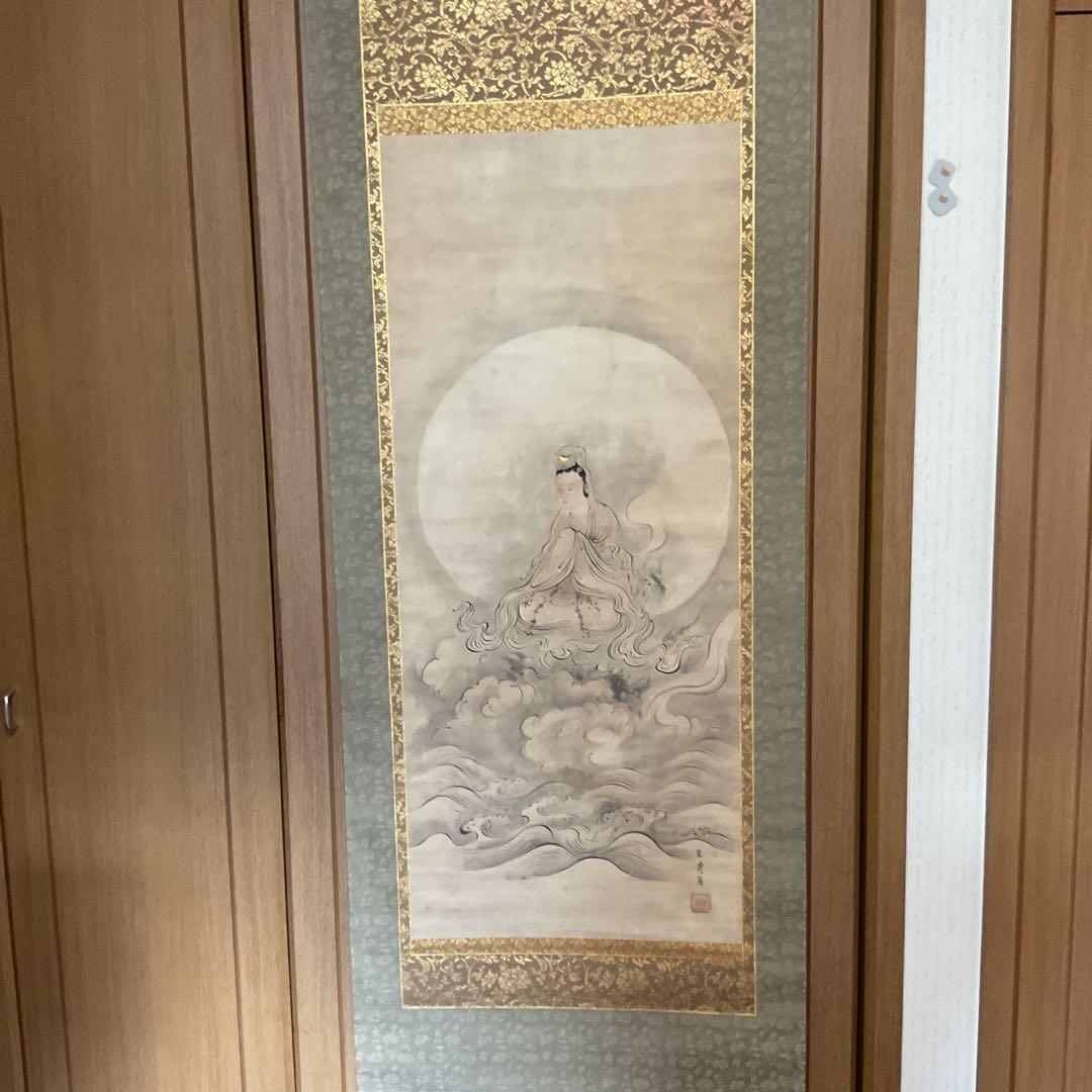 宏斎画肉筆画 紙本掛軸 【 雲上観音図 】 軸先仏具軸 良品桐箱付 宏斎画肉筆画 紙本掛軸 【 雲上観音図 】 軸先仏具軸 良品桐箱付