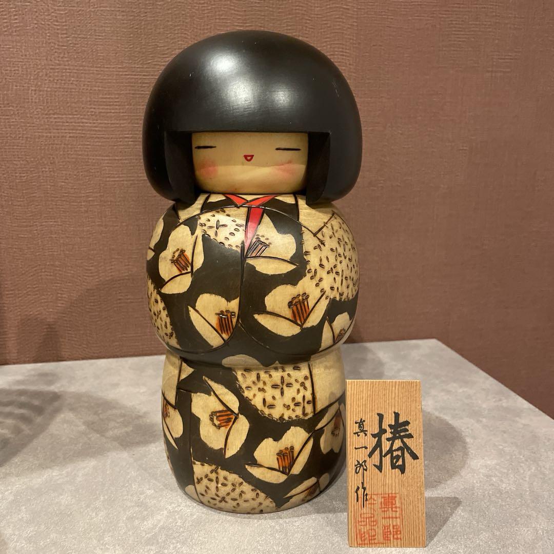 こけし　真一郎　作　【椿】　大きめ　昭和　レトロ　　札あり こけし 真一郎 作 【椿】 大きめ 昭和 レトロ 札あり 混じる