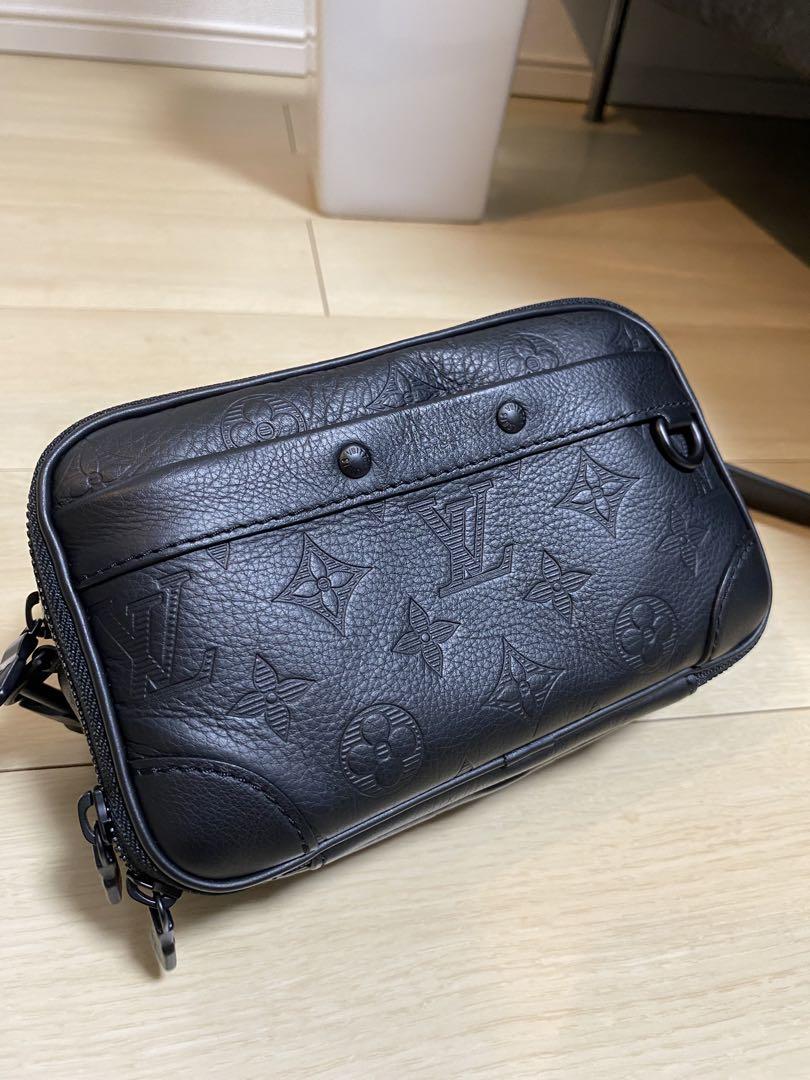 LOUIS VUITTON ブラックバックパック Black Louis Vuitton Discovery Backpack with Logo Embellished
