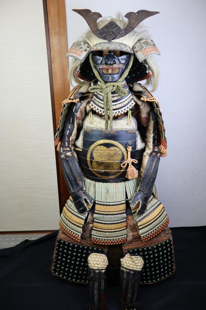 日本の武士の鎧 戦国武将武田信玄 等身大　甲冑展示台付き　みーこ 日本の武士の鎧 戦国武将武田信玄 等身大 甲冑展示台付き