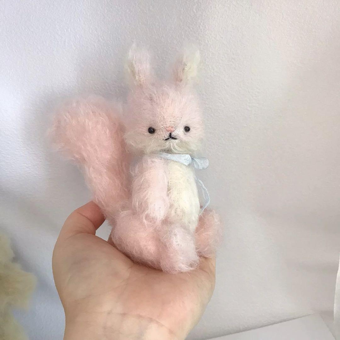 ピンク色のベイビーリス ミニチュア ぬいぐるみ アーティストベア 海外作家様 愛されるリスベイビー テディベア アーティストベア ぬいぐるみ