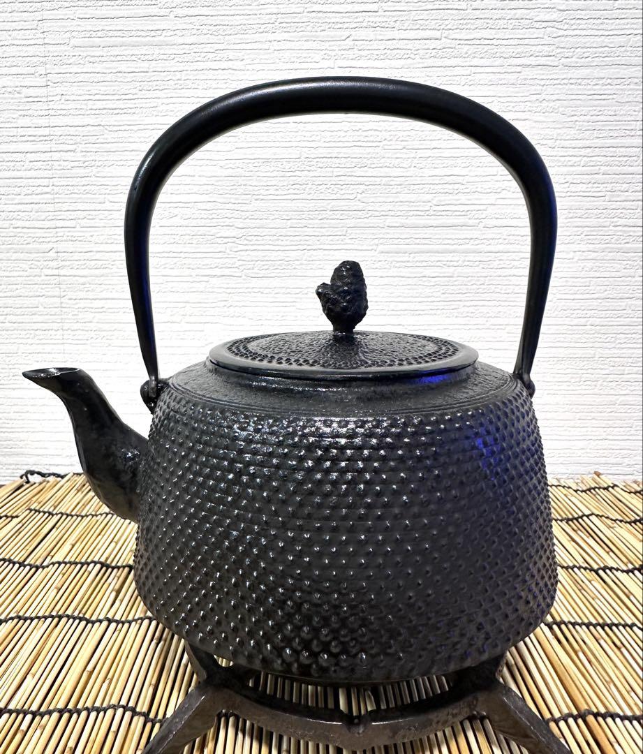 新品、供箱等付属品付　南部藤枝工房藤枝 昌行作　１５型アラレ　南部鉄瓶　南部鉄器 新品、供箱等付属品付 南部藤枝工房藤枝 昌行作 15型アラレ