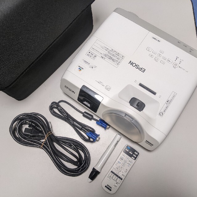 EPSON 超単焦点　プロジェクター　EB-536WT 美品　ランプ時間36H 至近距離から映し出せる超短焦点プロジェクター「EB-536WT