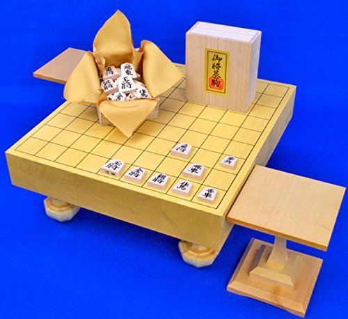 大事に使って来た木彫り駒の将棋道具セットです。。 将棋セット 新桂6号折将棋盤セット(木製将棋駒楓一字押彫駒裏