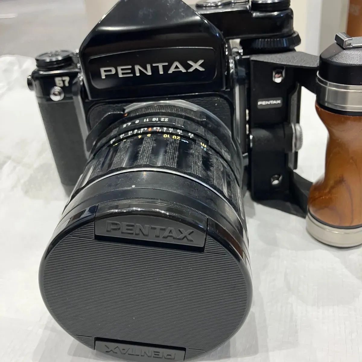 PENTAX67Ⅱ 中判フィルムカメラ 木製グリップ、部品付き ストラップ金具付き！】PENTAX 6×7用ウッドグリップ + ホット