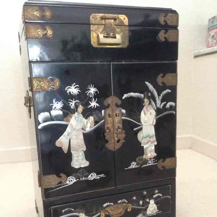 中国骨董螺鈿細工8段小引き出し 骨董 中国 漆仕様 螺鈿入り キャビネット アンティーク（中国