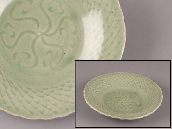 時代品　中国美術　龍泉窯青磁盤　飾皿　唐物 中国古玩 元時代龍泉窯青磁三足袴腰香炉 | Longquan celadon / Yuan