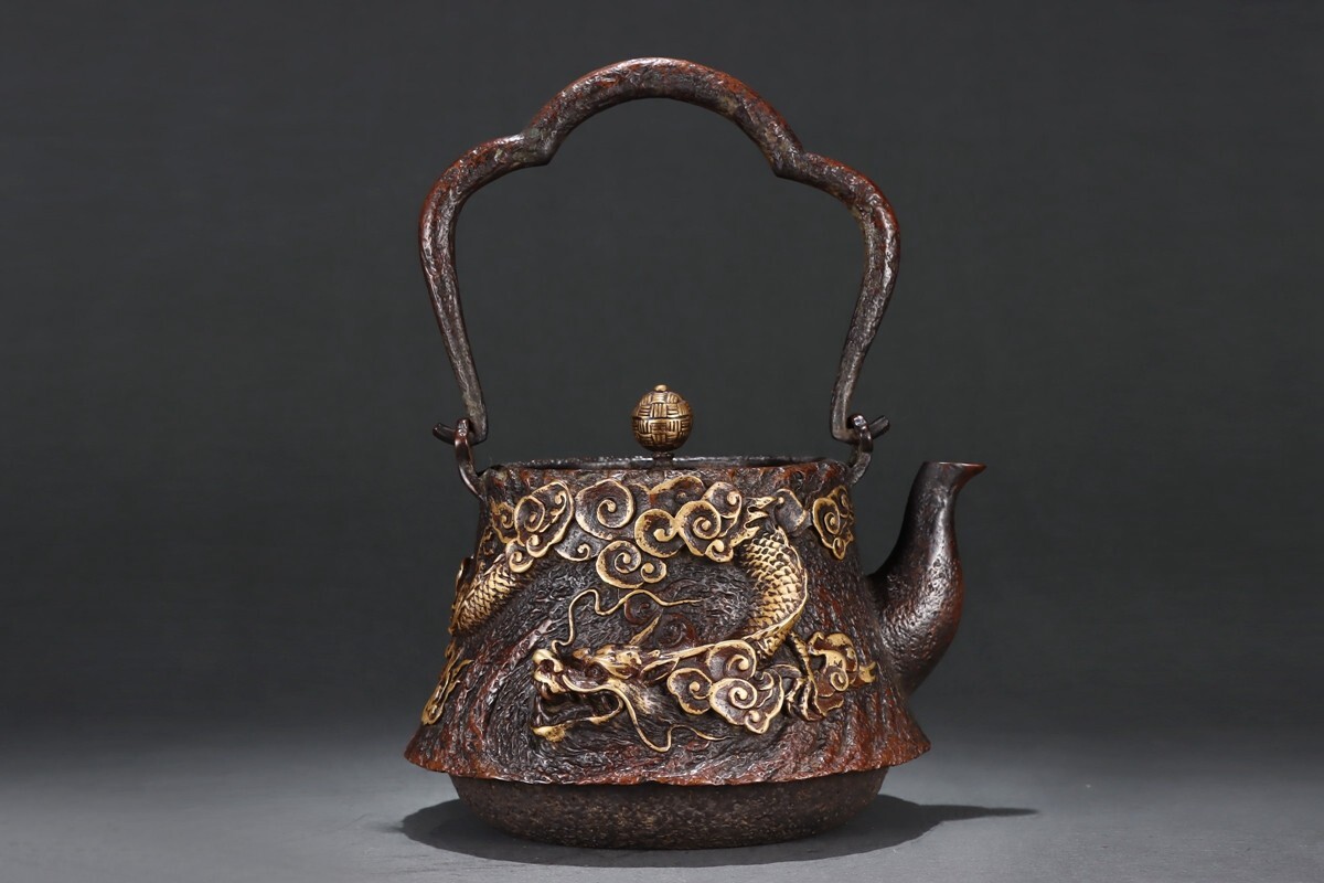 中国唐物 旧藏 骨董品 多寶天珠 極細工ペンダント裝身具 置物 古賞物 古美術品 古びた蔵『明 古銅彫 塗金祥雲龍紋提梁水壺』極細工 銅器 置物
