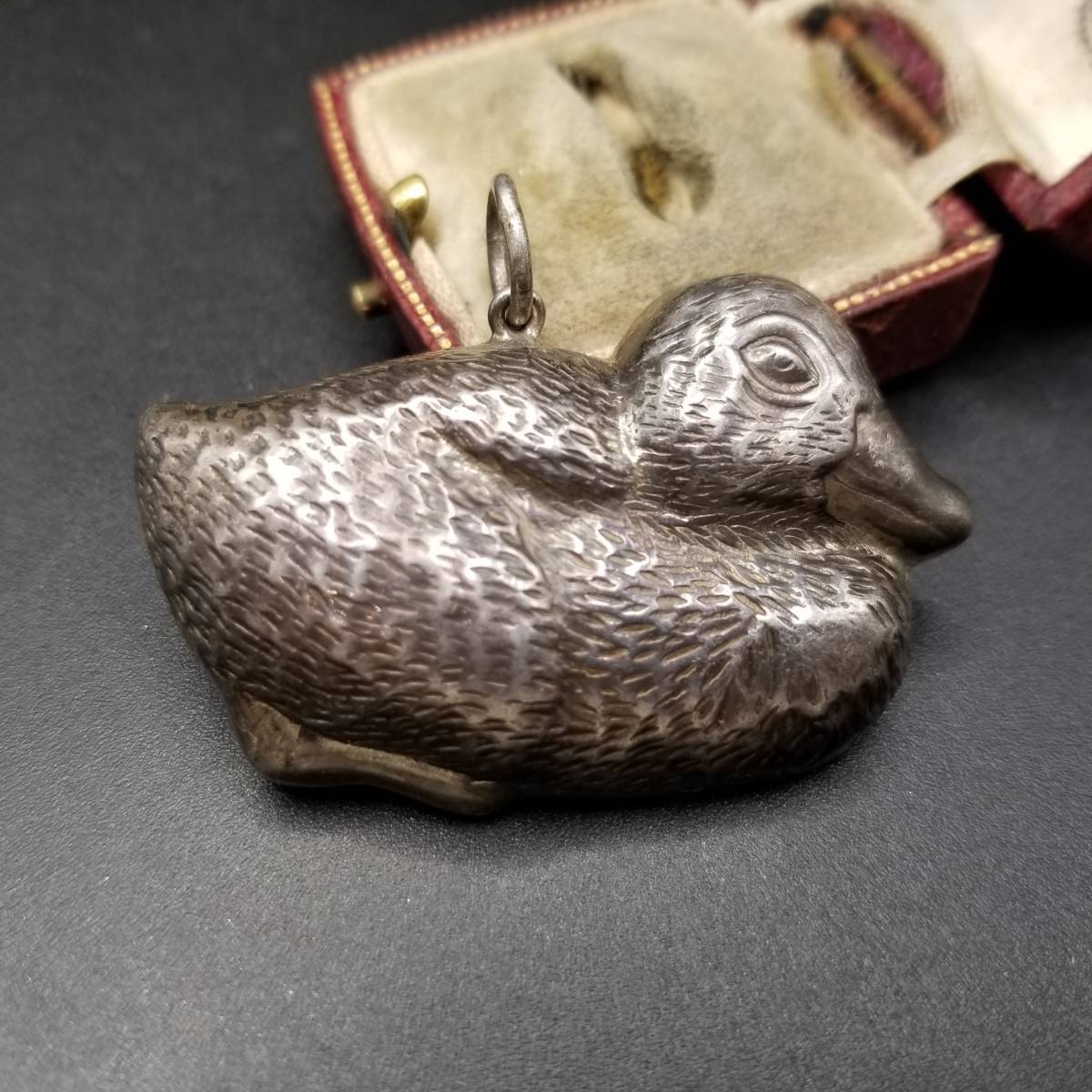 丸くなるアヒルの子 立体 鳥 動物モチーフ 925 シルバー ヴィンテージ チャーム ペンダント 銀細工 3D Sitting Duck Y13-F 丸くなるアヒルの子 立体 鳥 動物モチーフ 925 シルバー