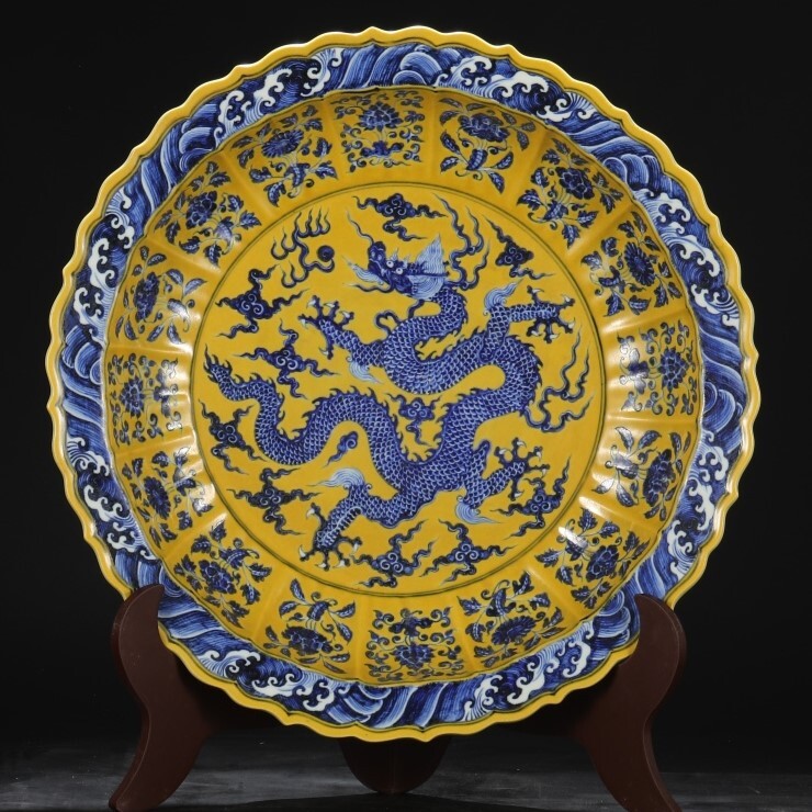 中国美術 粉彩 色絵 黄地 纏草花龍紋 盤 φ40.5cm (LC340) 明 宣徳 黄地 青花 海水龍紋瓜稜大盤 唐物 箱付き 陶磁器 中国