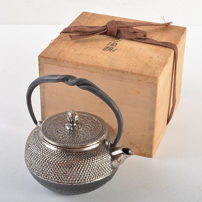煎茶道具　南部鉄器　岩鋳造　清茂作　砂鉄急須瓶　鉄瓶　鉄壷　共箱　D　R7498 煎茶道具 南部鉄器 岩鋳造 清茂作 砂鉄急須瓶 鉄瓶 鉄壷 共箱 D