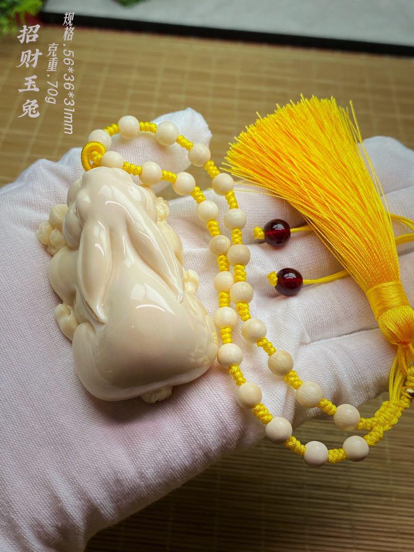 天然マンモス牙美しい手作り彫刻金運を招き玉兎握り物 （天然