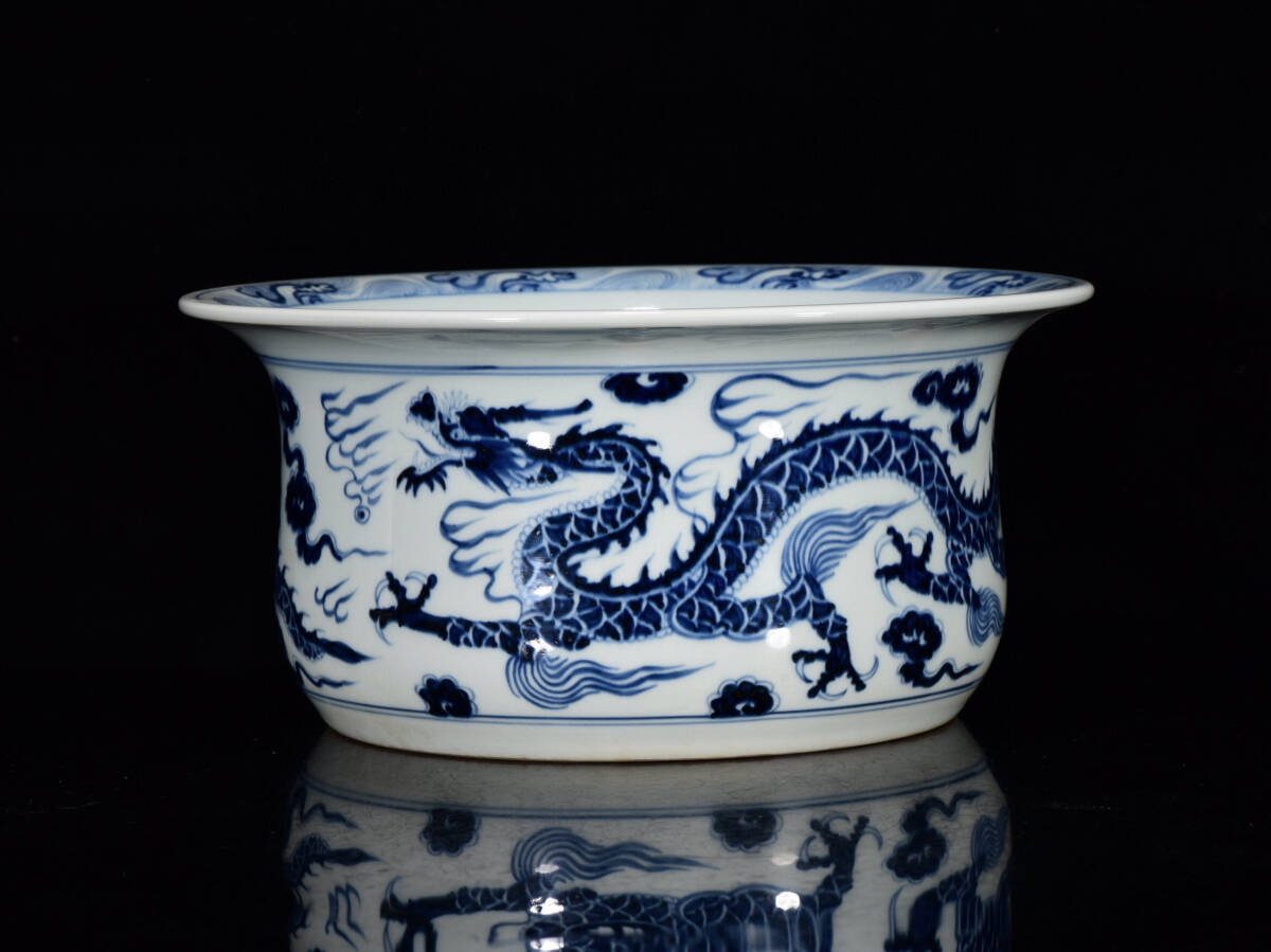 中国古美術・珍蔵收・藍釉青花龍図陶磁器皿・青花瓷器・陶芸・純手絵・文房置物 中国古美術・珍蔵收・藍釉青花龍図陶磁器皿・青花瓷器・陶芸・純