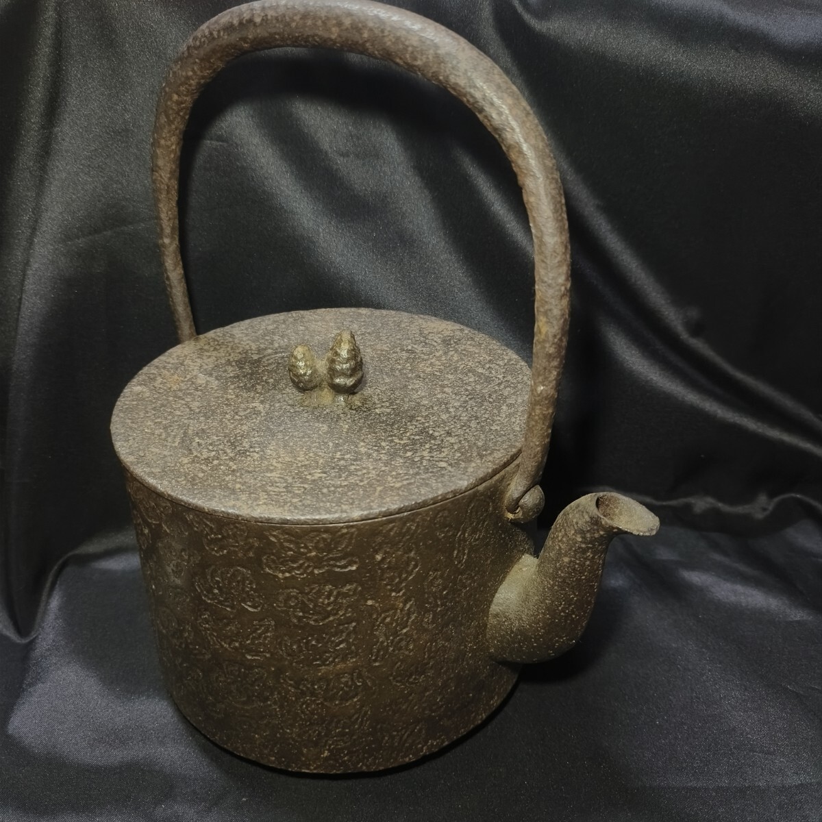 茶道具 鉄瓶 南部鉄器 松毬摘 骨董 旧家蔵出し 時代物 保管品 送料無料 茶道具 鉄瓶 南部鉄器 松毬摘 骨董 旧家蔵出し 時代物 保管品