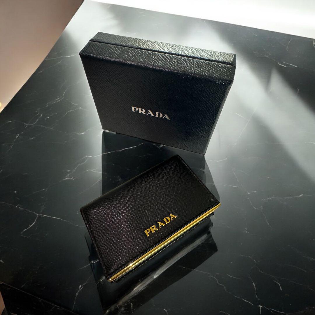 【美品】PRADA プラダ　サフィアーノレザー　名刺入れ　ゴールドプレート 美品】PRADA プラダ サフィアーノレザー 名刺入れ ゴールド