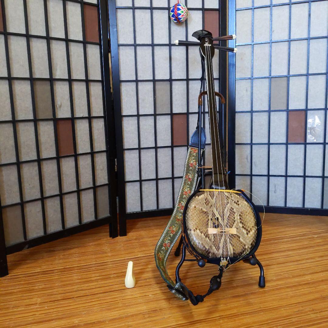美品】 沖縄 三線 蛇皮 ストラップ付き （沖縄 三線 蛇皮 バチ