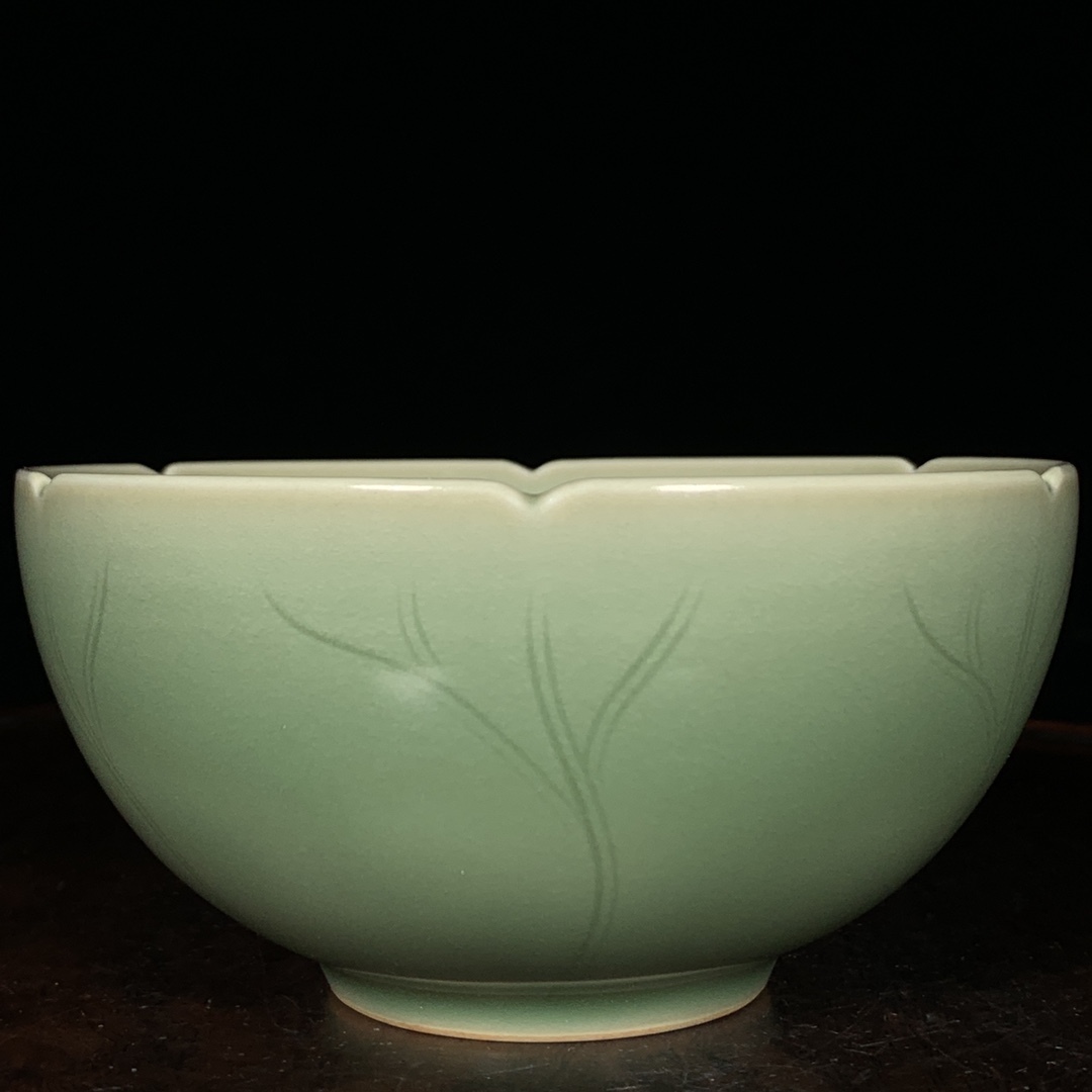 中国古美術品　宋時代　青磁刻花 中皿　22cm 龍泉窯　合箱あり 明時代龍泉窯青磁3点 | Longquan celadon / Ming dynasty 【4K