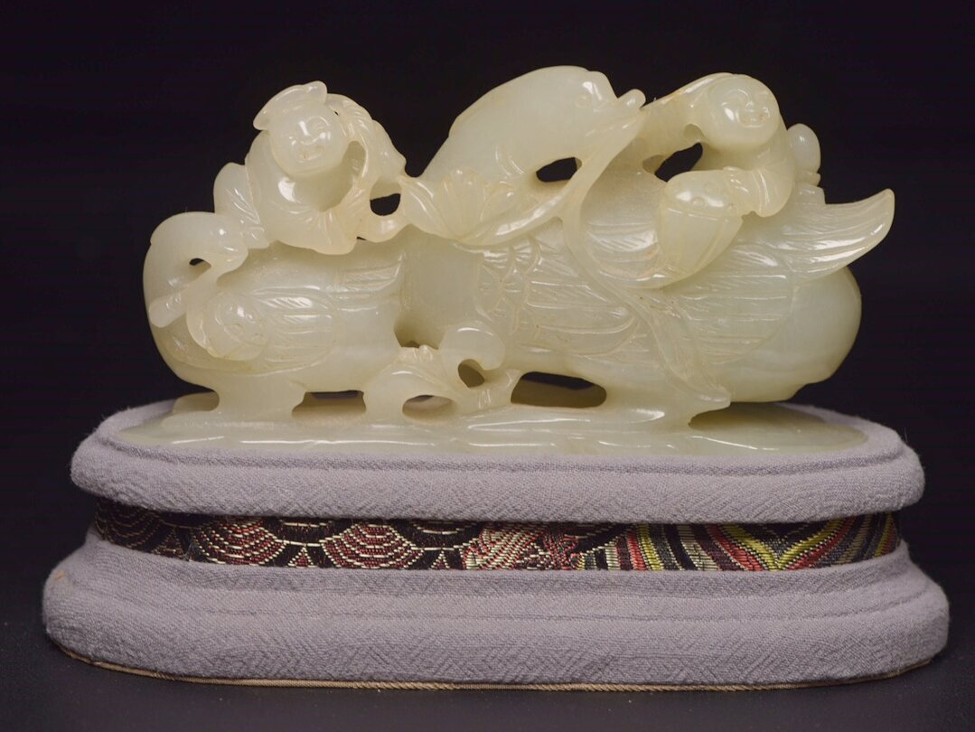 清代玉雕芸術(中国語) ◇御泓軒◇『清朝時代 和田玉彫 童子戯鵞置物 箱付』極細
