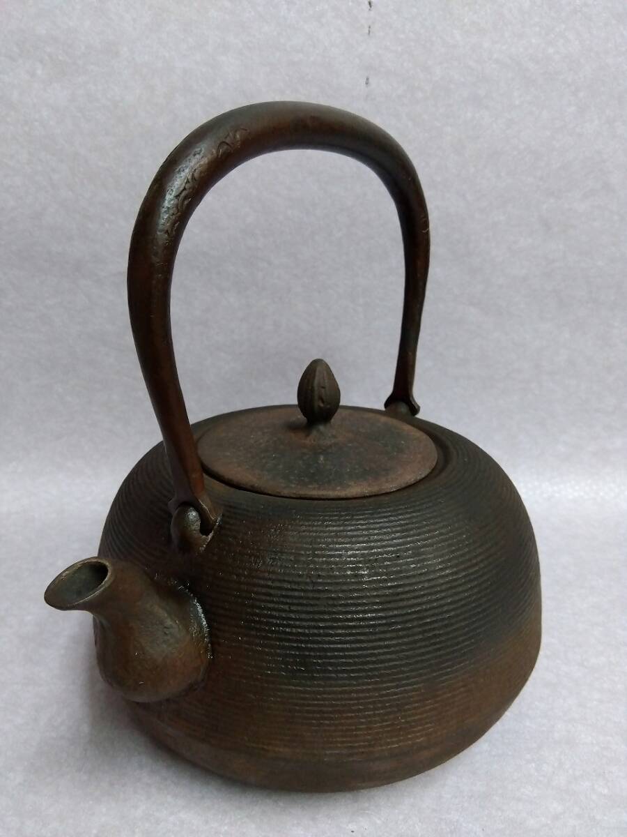 M592 【南部鉄器 線引紋丸形鉄瓶 茶道具】/80（Gibson USA