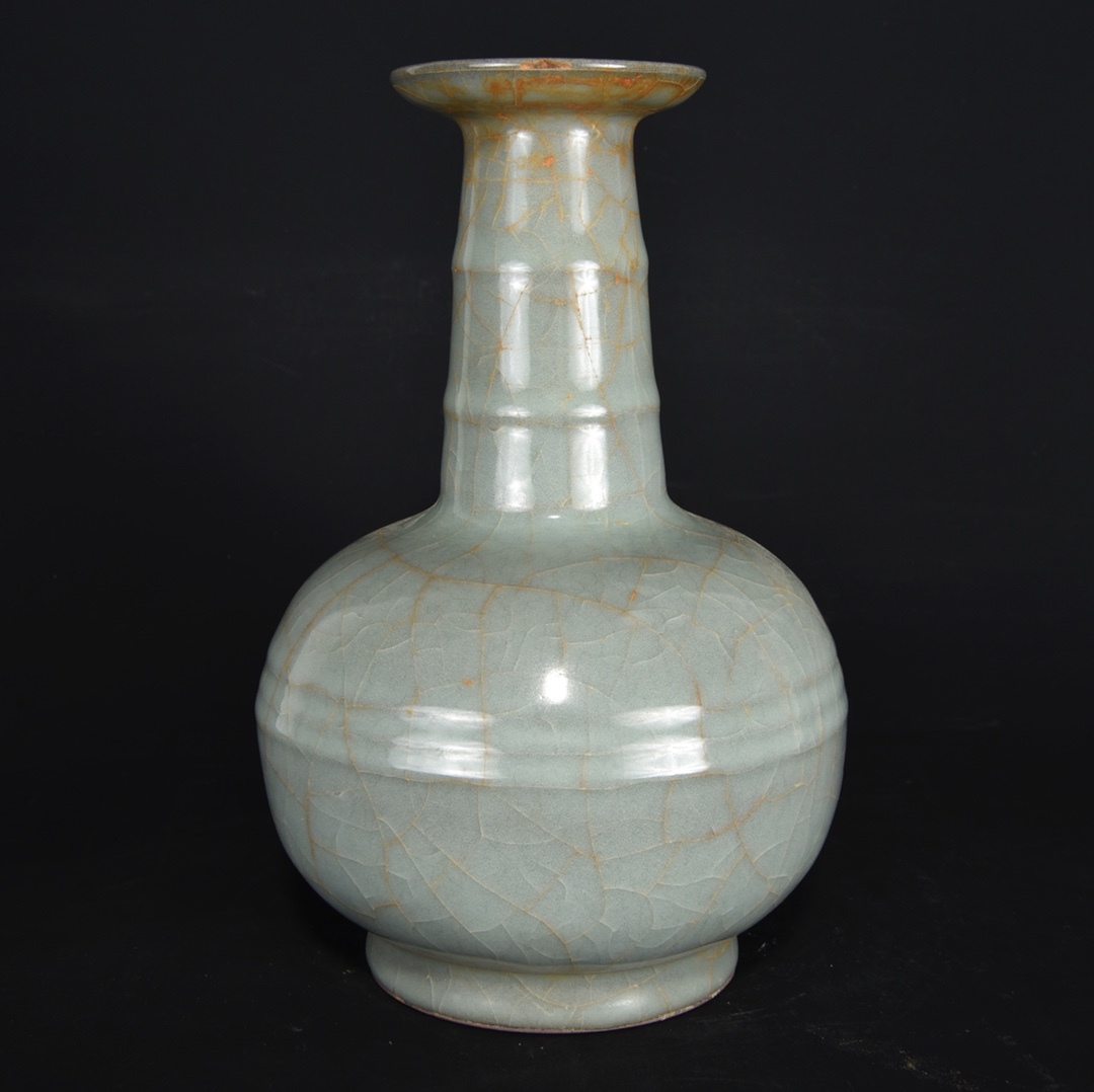 中国古美術・旧蔵の磁器、弦模様が嵌め込まれた長颈瓶・17x43cm・置物・文房具 中国古美術・旧蔵の磁器、弦模様が嵌め込まれた長颈瓶・17x43cm