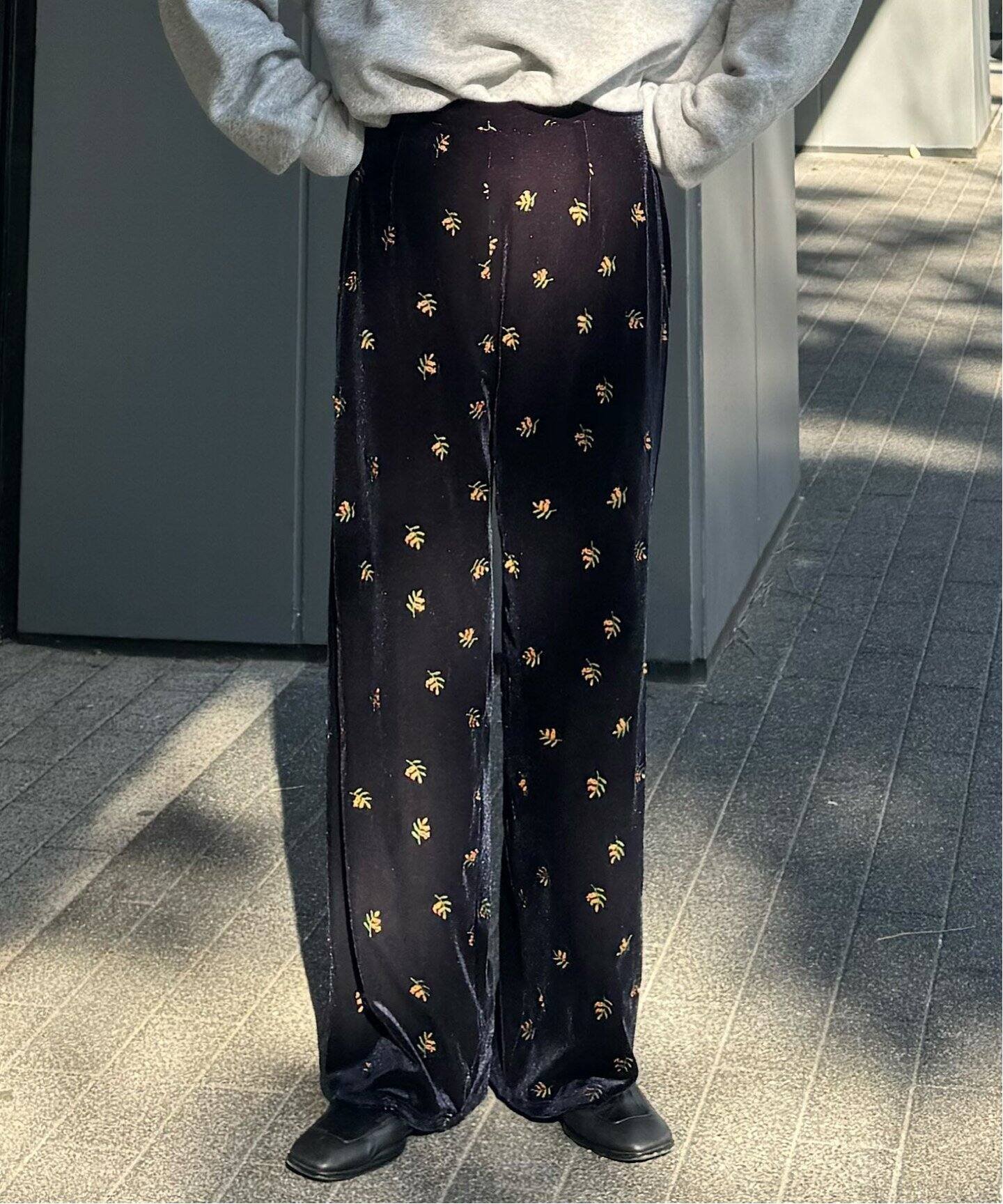新品ローリーズファーム ベロア刺繍フレアパンツ 楽天市場】【SALE／30%OFF】ベロアシシュウフレアパンツ LOWRYS
