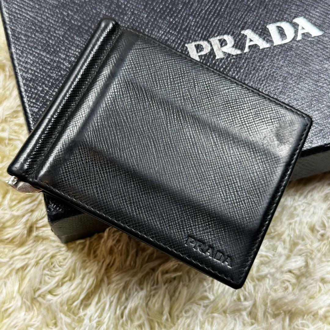 美品✨プラダ　マネークリップ　二つ折り財布　型押しロゴ　サフィアーノレザー　黒 プラダ マネークリップ 二つ折り財布 サフィアーノ ロゴ型押し