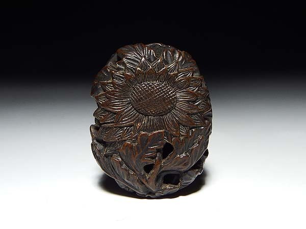 桃】提げ物：木彫江戸菊図柳左根付 （桃】提げ物：木彫江戸菊図