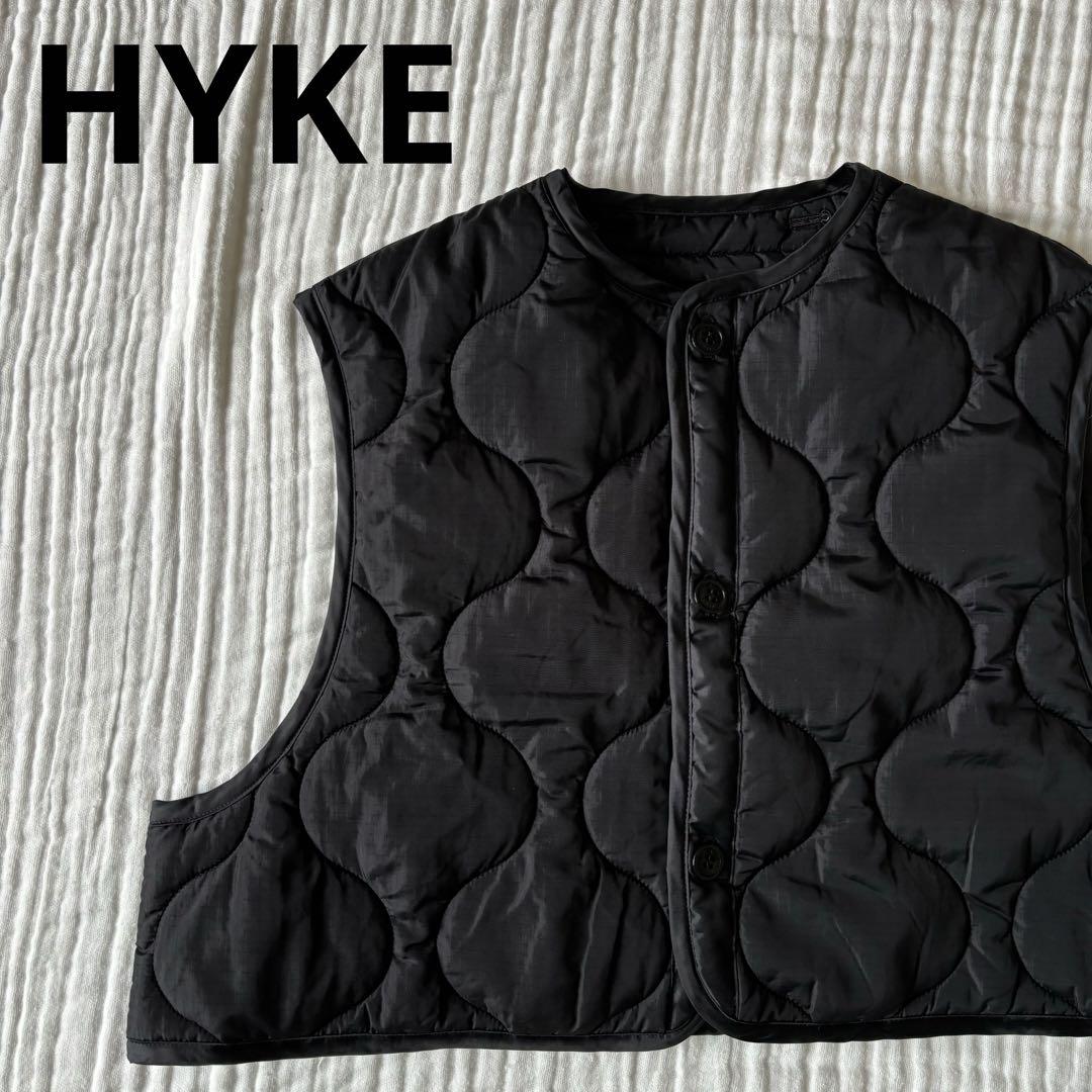 HYKE QUILTED CROPPED VEST 黒 2023FW 17403（LOOKS | FW 2023
