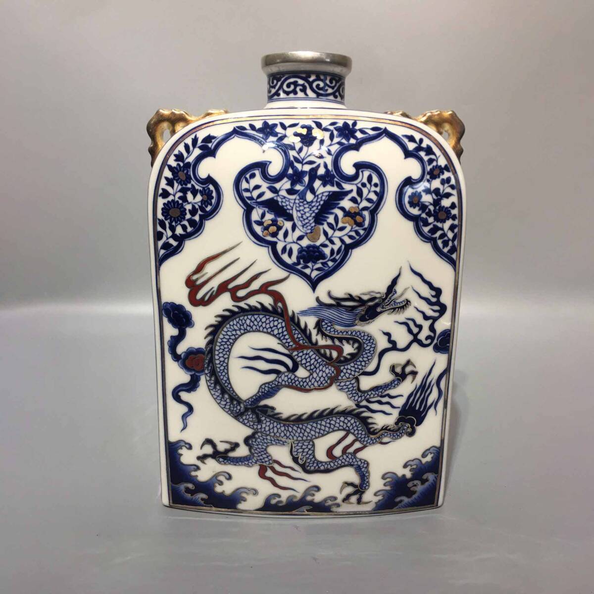 中国古美術・旧蔵の磁器・御用款青花磁器海怪紋天球瓶・置物・書道・茶道具・文房具 TQB#3029 【3.1】 中国骨董 人間国宝 磁器【青花描真銀盤龍観賞