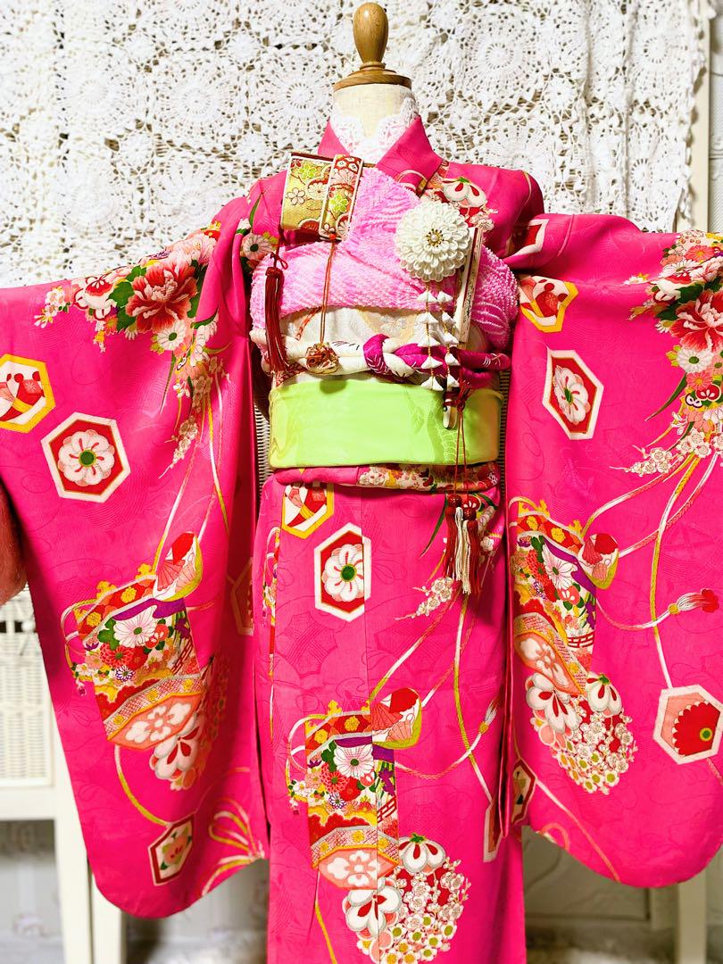かわいいピンクの地に花薬玉と貝桶のアンティーク着物 （子供
