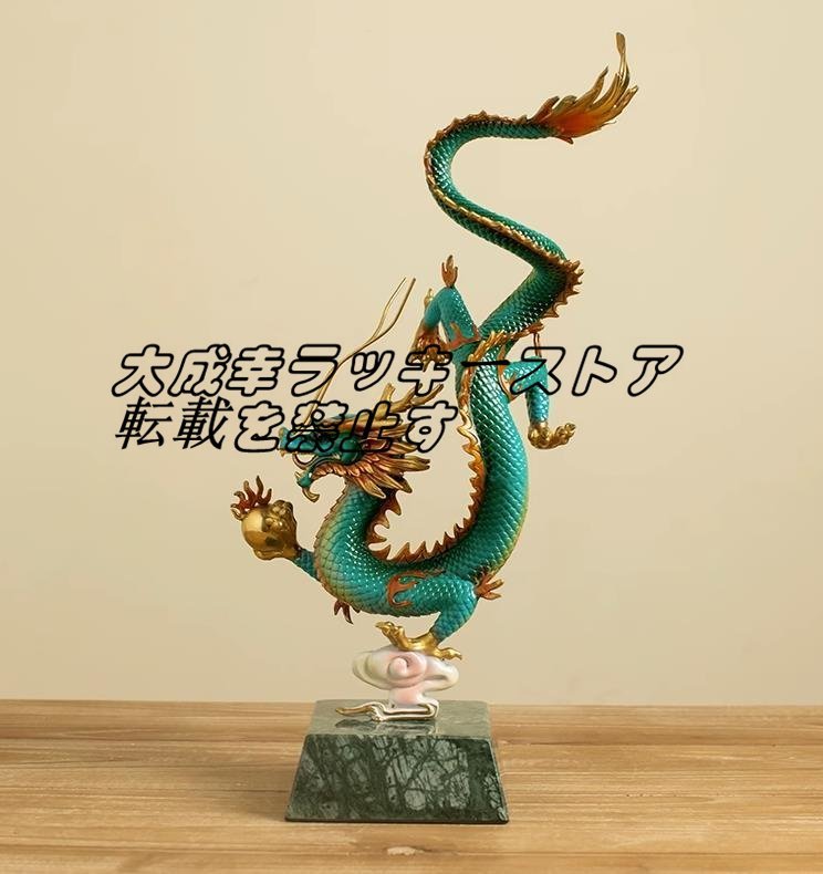 竜の壺を彫るの  装飾品 工芸品 美術品 置物 有田焼 伝統工芸美術 金龍窯 龍成作 染付 飾り壺 山水図 沈香壷