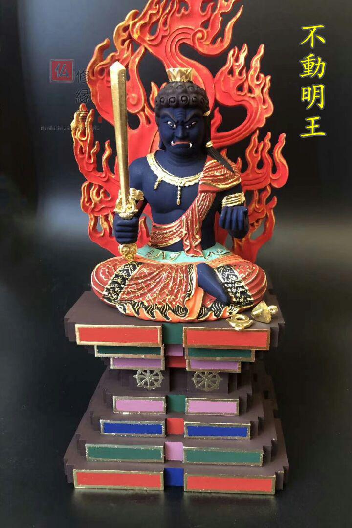 桧木木彫り 彩繪描金 不動明王像｜天然檜材使用・本金切金仕上げ・高さ28cm Amazon｜不動明王 仏像 不動明王像 木像 桧木 置物 不動尊 高さ