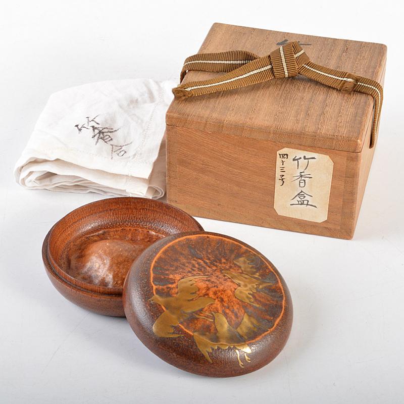 1432  鳴子蒔絵　竹　香合　工芸品 籬菊蒔絵香合（鏡箱） - MIHO MUSEUM