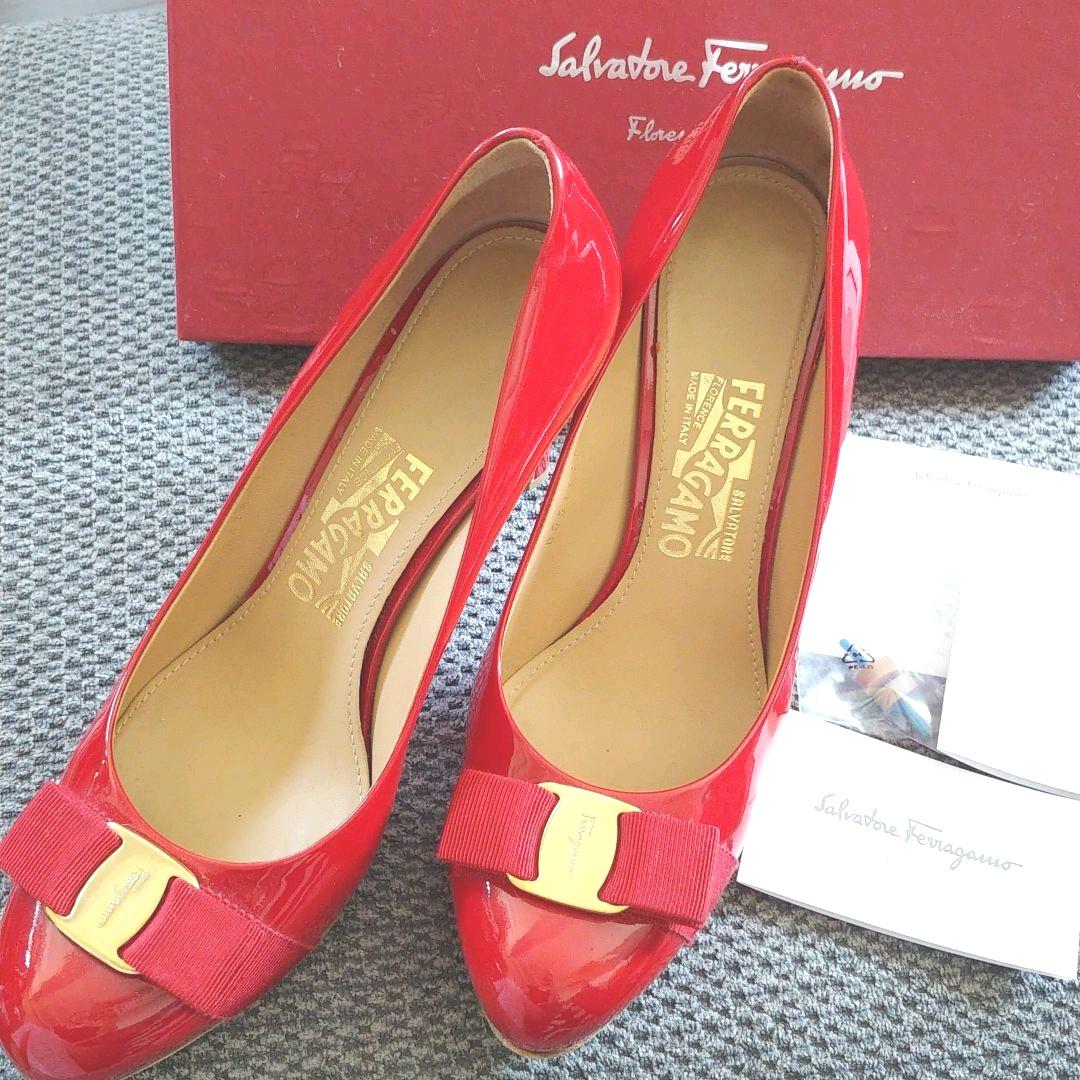 美品☆フェラガモ パンプス 赤 9cm エナメル リボン Ferragamo