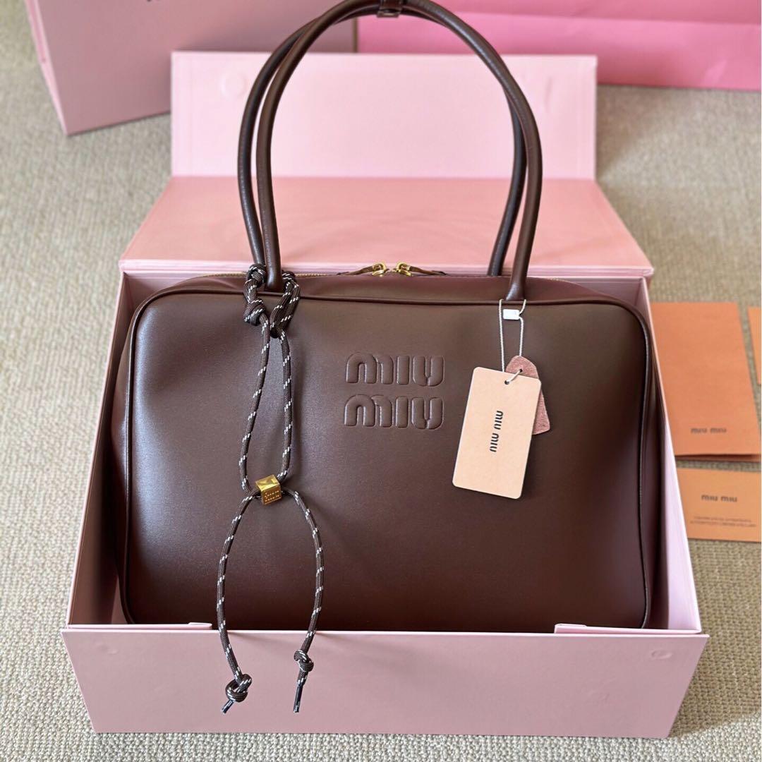 【新作】miumiu 上品でエレガント♪シープスキン ボストンバッグ 本日限定値下げ美品ミュウミュウ ボストンバッグ （MIUMIU】完売