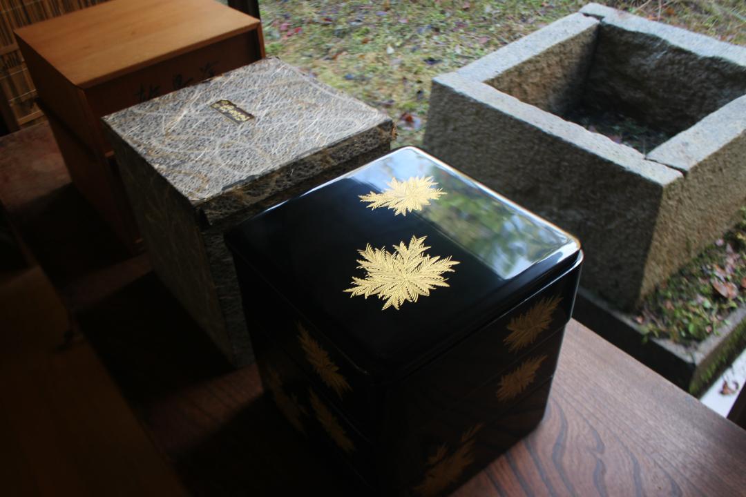 保管のみ！上質黒漆に優美な羊歯沈金の映える輪島塗の三段重（検重箱お重 保管のみ！上質黒漆に優美な羊歯沈金の映える輪島塗の三段重（検