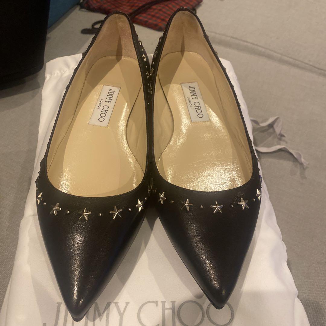 【JIMMY CHOO】ゴールドスタッズ　フラットパンプス　ポインテッドトゥ パール付き Black パテントレザー・ポインテッドトゥ パンプス