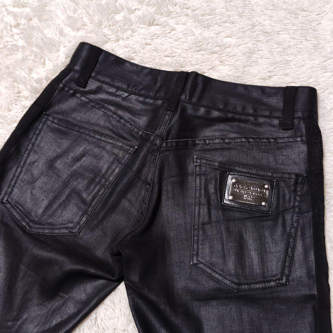 ドルチェ&ガッバーナ コーティングパンツ メタルプレート ブラック デニム ドルチェ&ガッバーナDOLCE&GABBANA レザープレートデニムパンツ