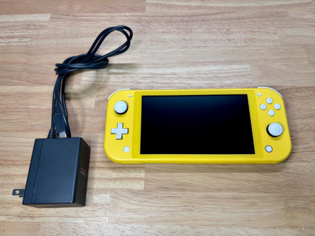 Switch Lite イエロー ＆スマブラスペシャル、充電器付き Nintendo Switch Lite イエロー 充電器付き - メルカリ