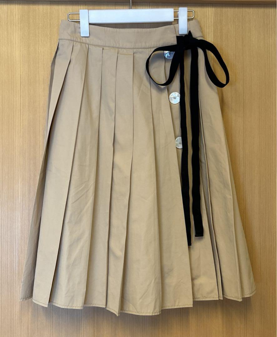 プラダPRADA ベージュ プリーツ巻きスカート 
黒リボン付き 膝丈 プラダPRADA ベージュ プリーツ巻きスカート 黒リボン付き 膝丈