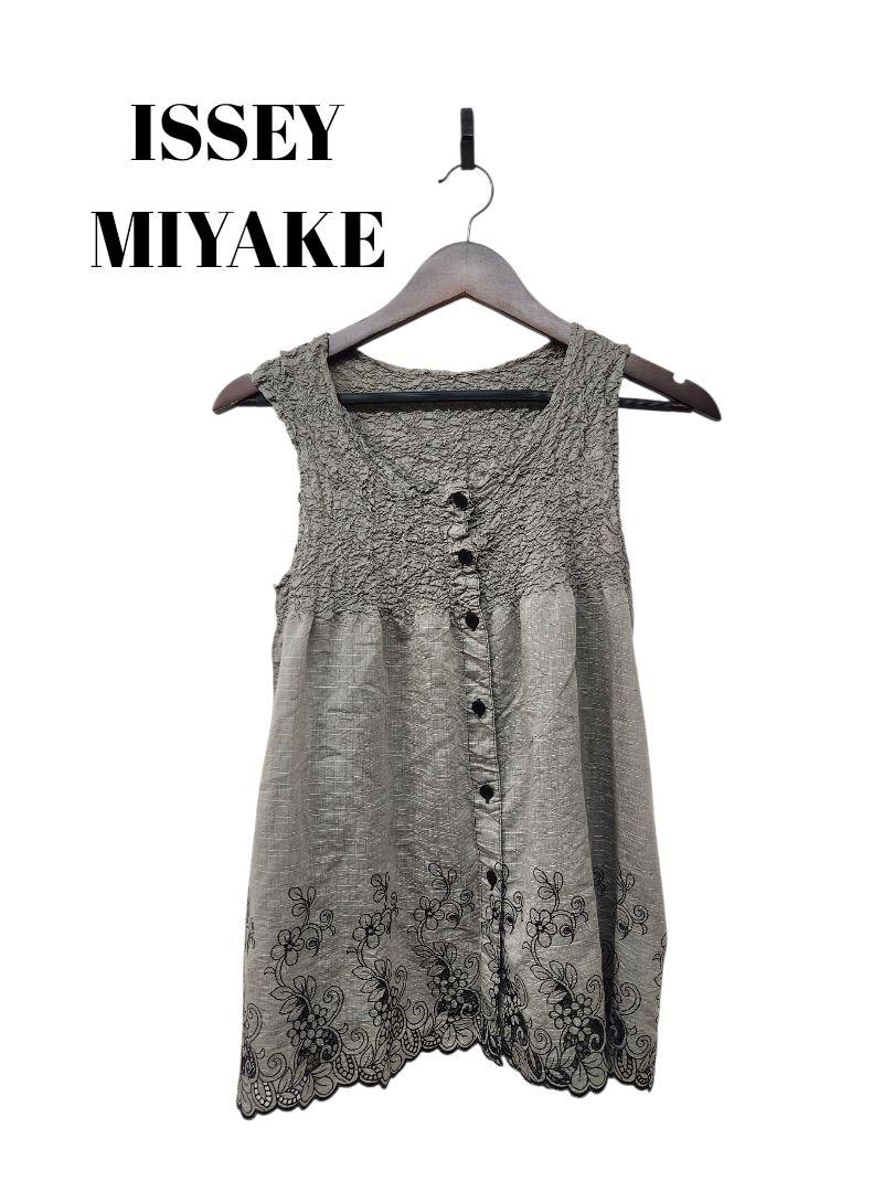 64942 me ISSEY MIYAKE 刺繍 ノースリーブ チュニック（プリーツ