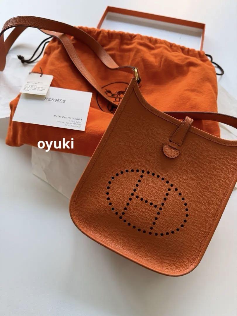 深みのあるオレンジがコーデのポイントに Hermes エヴリン TPM 運良く出会えたエヴリンtpmの色は、えらいアイコニックなカラー