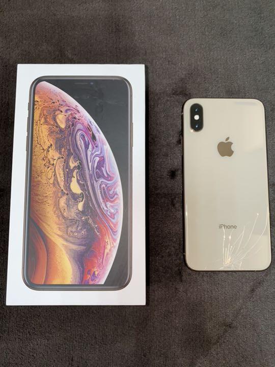 iPhone XSブラック 本体 裏側ひび割れあり iPhone XSブラック 本体 裏側ひび割れあり（ケースを付けていて