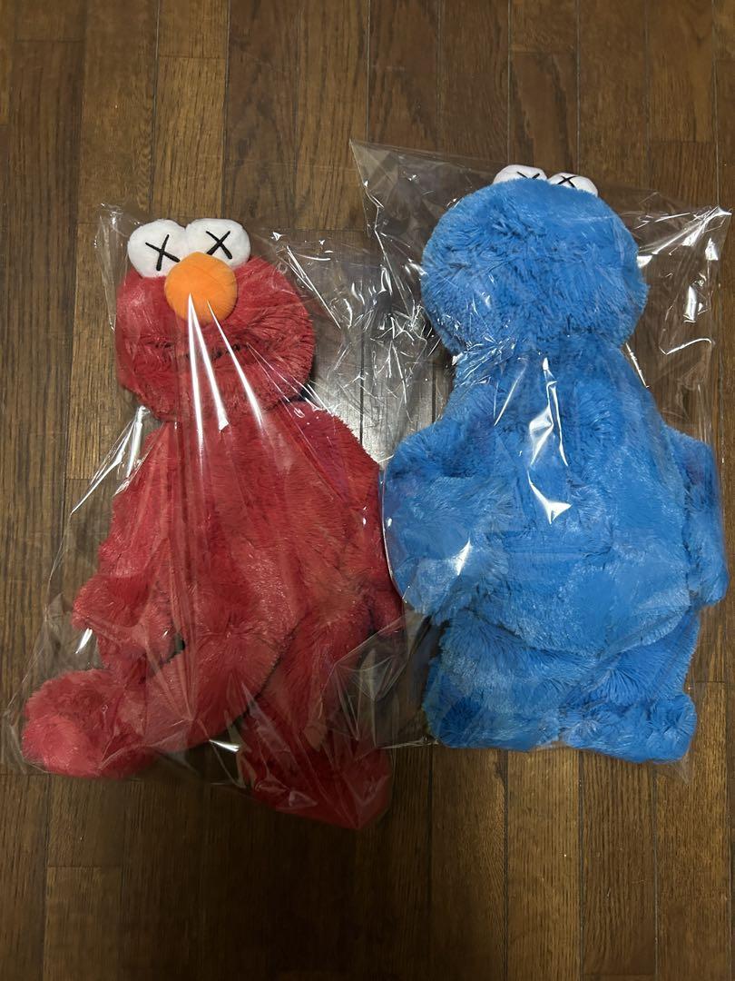 ユニクロ カウズ セサミストリート ぬいぐるみ エルモ クッキーモンスター UT×KAWS×セサミストリート」第2弾、キャラクターぬいぐるみが登場