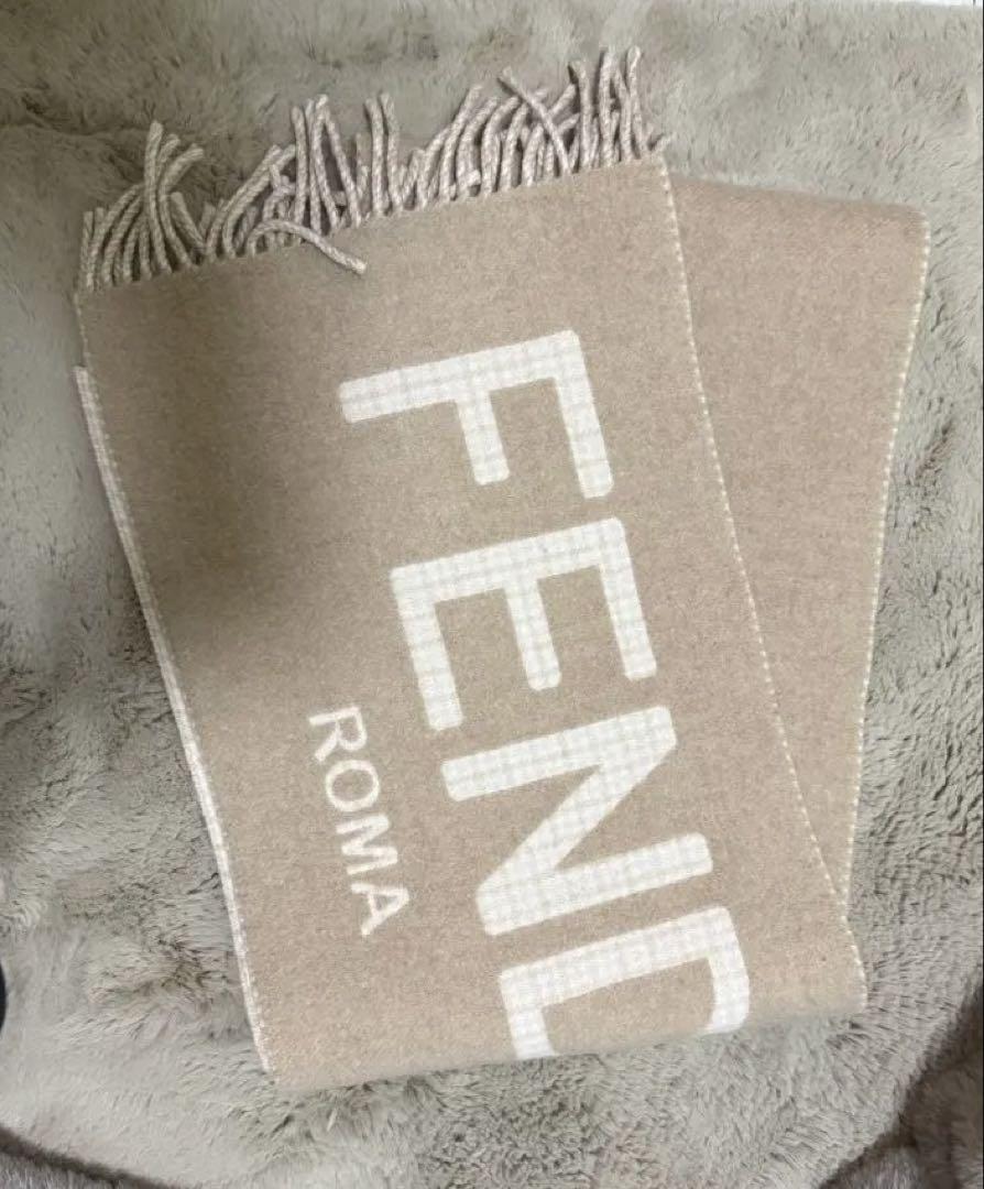 FENDI ロゴ入り ベージュ マフラー（FENDI マフラー カシミヤ