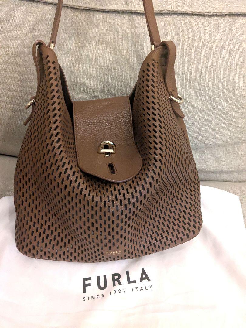 FURLA パンチングレザーバック ほぼ新品（FURLA(フルラ
