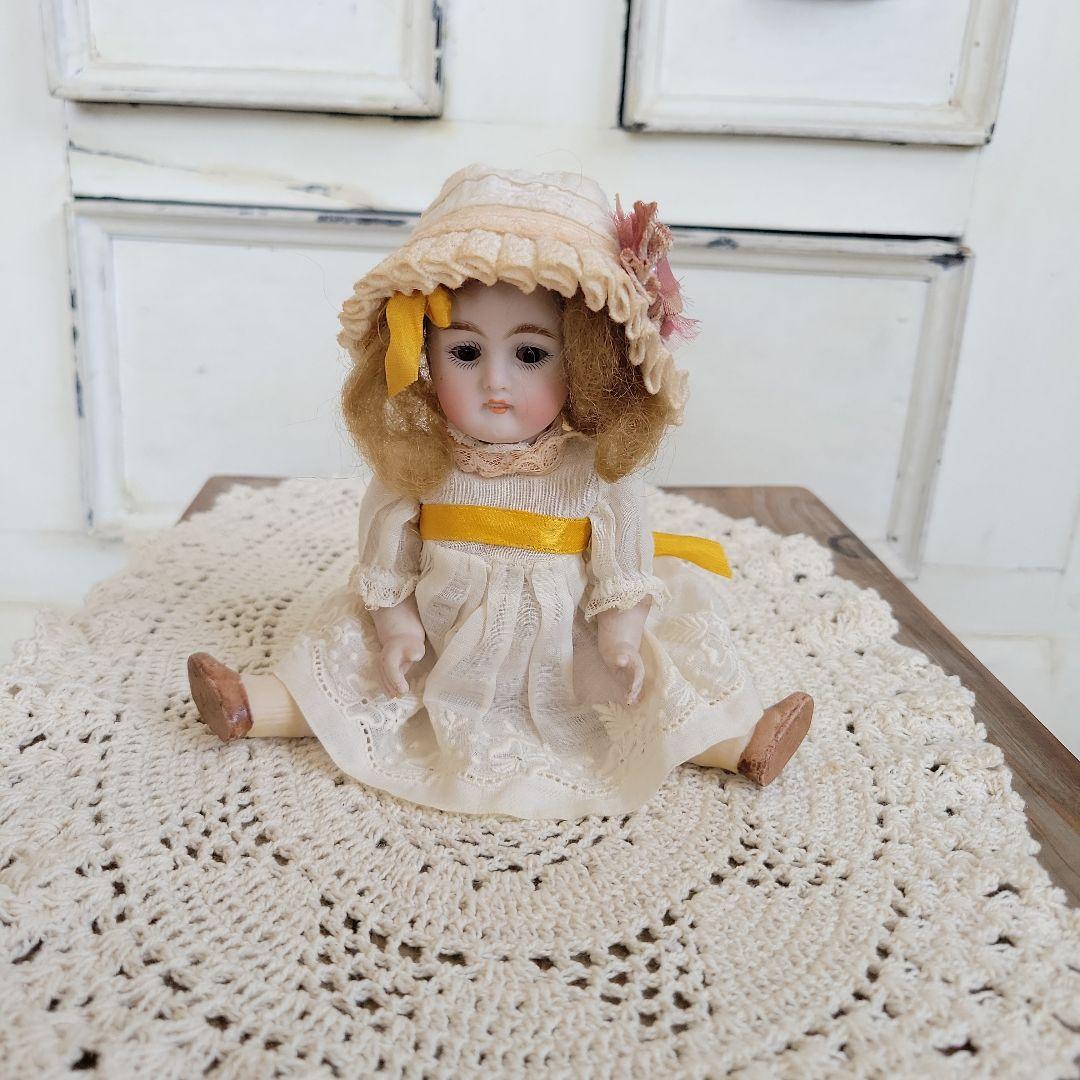 ビスクドール　(ステキな帽子の子) 帽子の女の子のビスクドール（ドイツ1920年頃） - Guignol