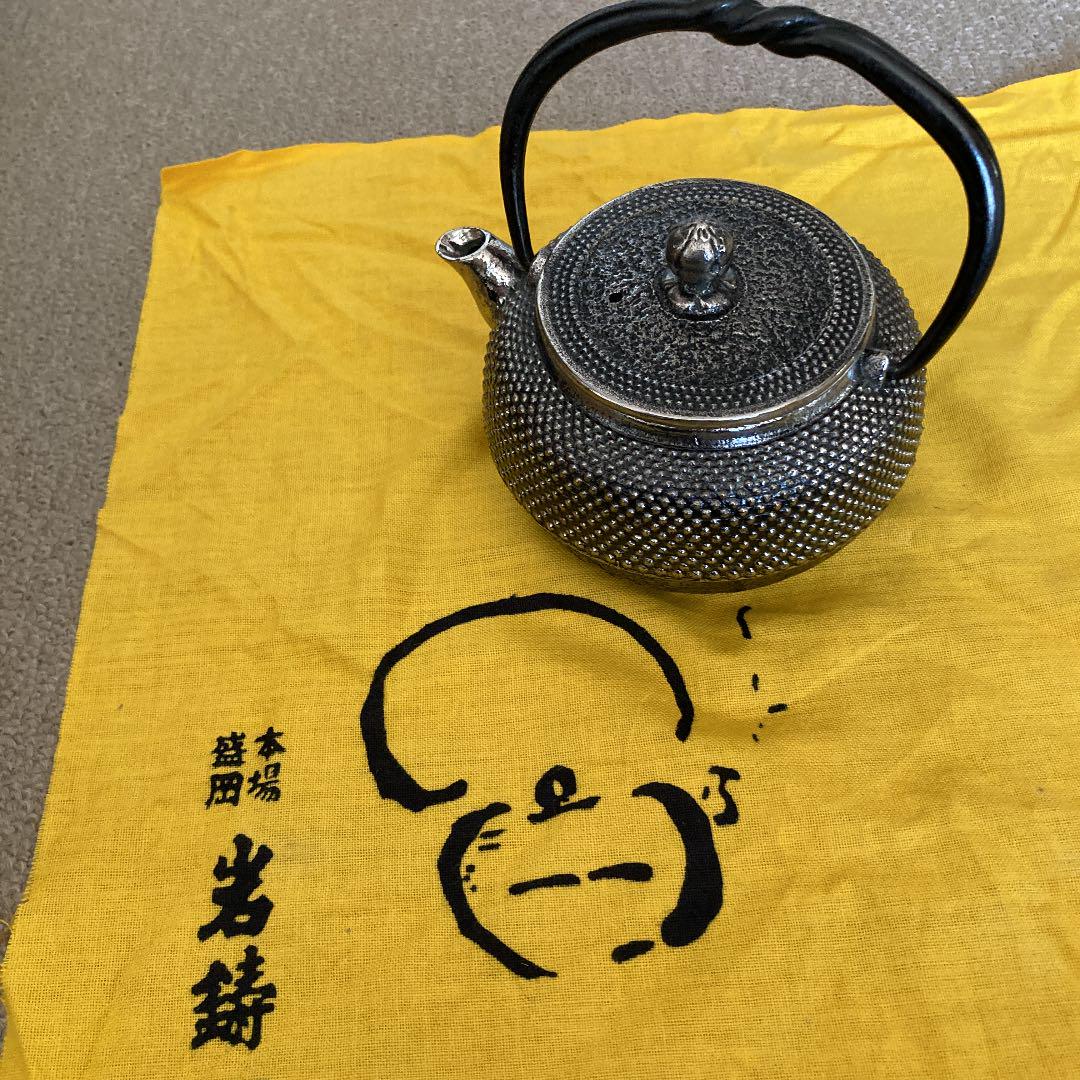 未使用　砂鉄　南部鉄器　清末作　岩鋳　鉄瓶　急須　本場盛岡　桜模様　木箱入り 本場盛岡！岩鋳 南部鉄器 砂鉄急須瓶 清末作が買取入荷致しまし