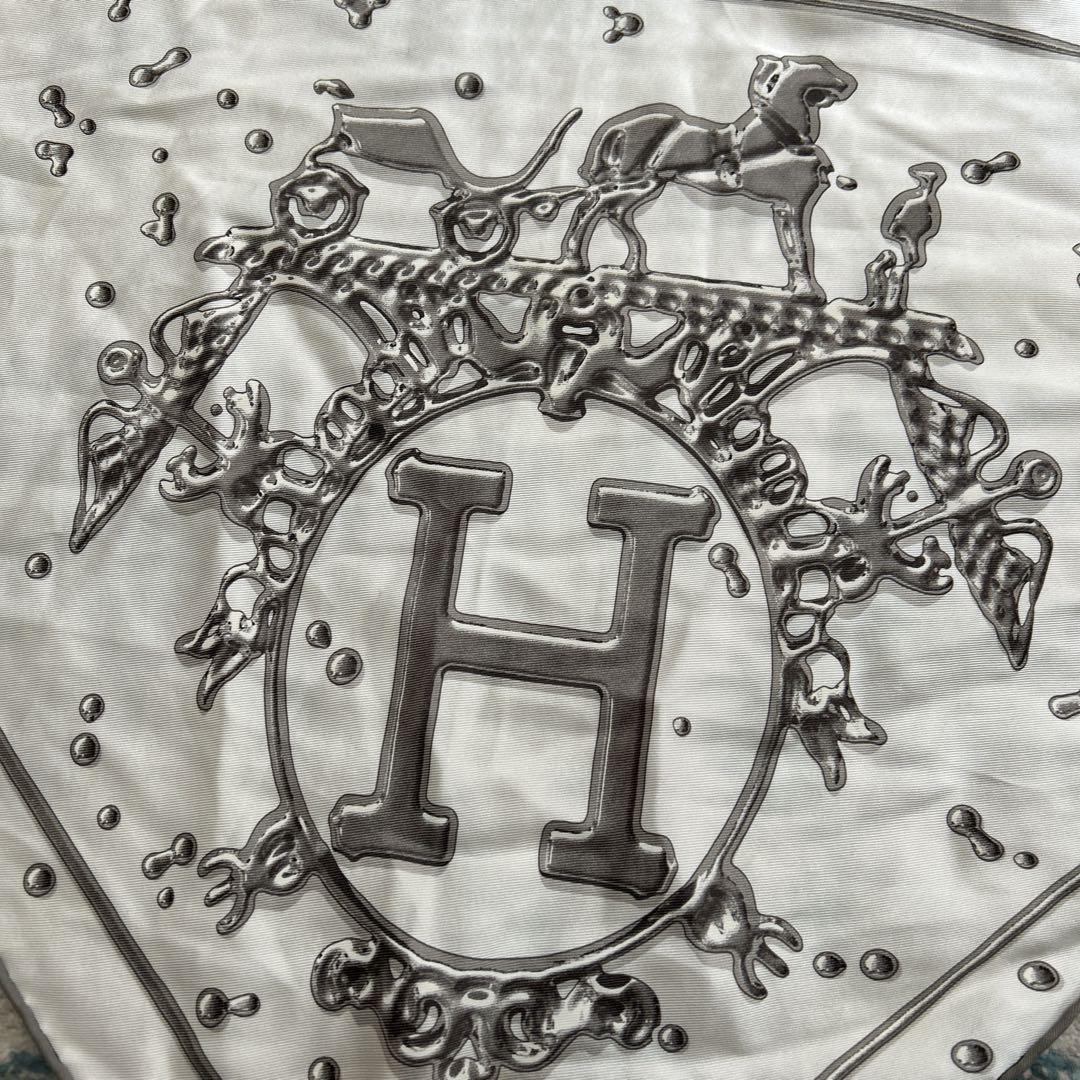 Hermes’ グレーベージュ　三角スカーフ　シルク　正規品 Hermes' グレーベージュ 三角スカーフ シルク 正規品 （希少品
