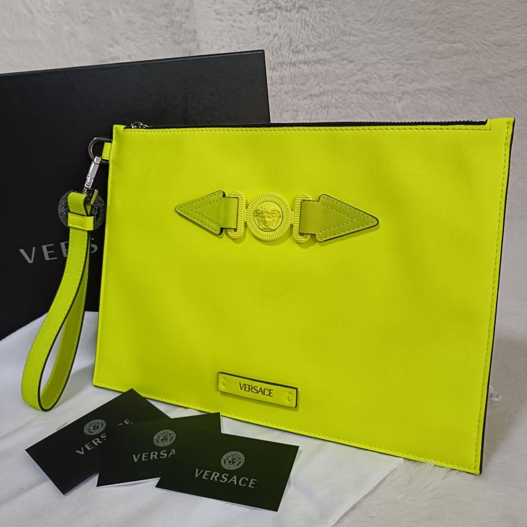 VERSACE ネオンイエロー クラッチバッグ 希少！薄マチ！VERSACE ネオンイエロー クラッチバッグ - メルカリ